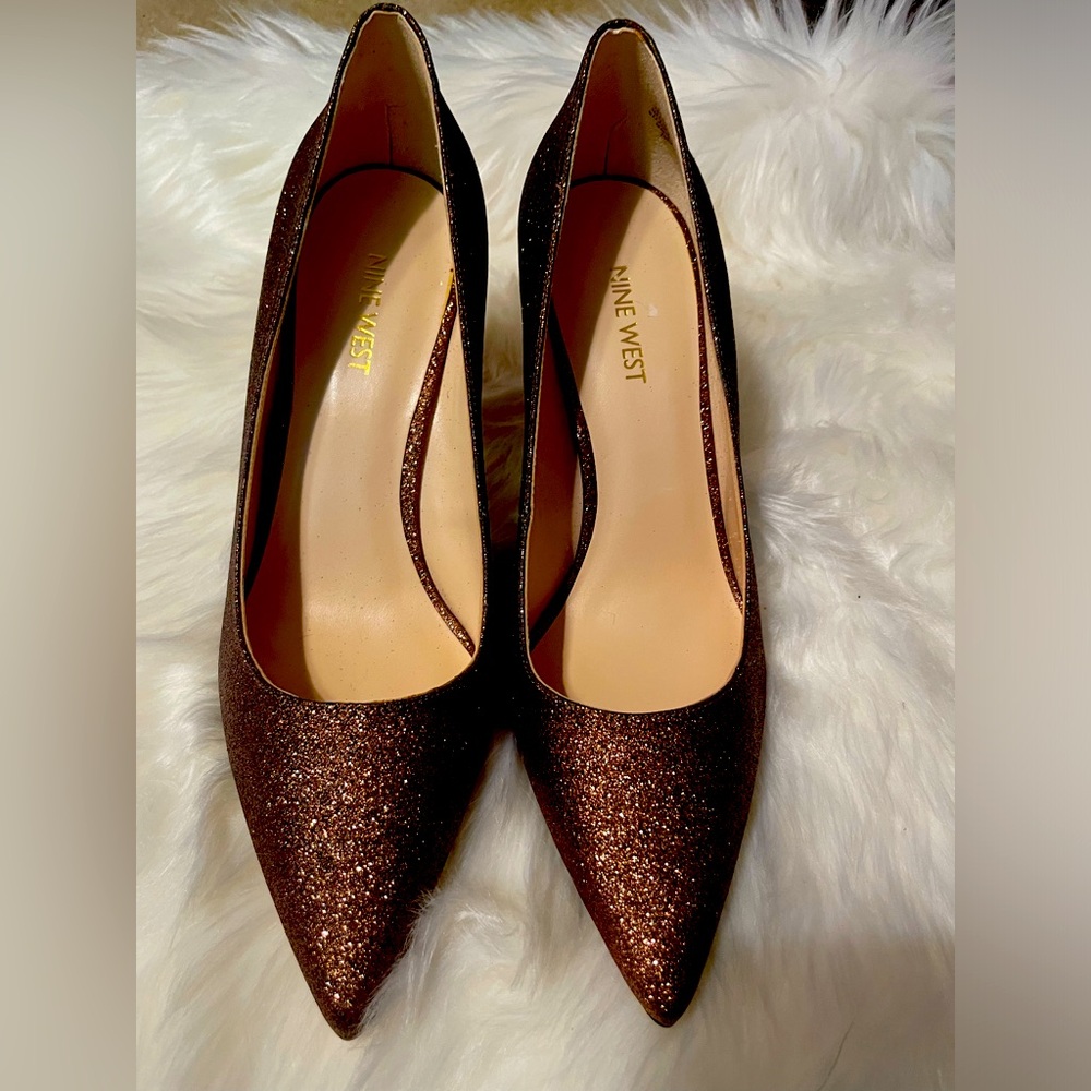 Stunning copper color holiday pumps.